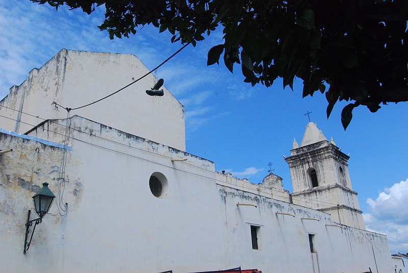 Laura i Astronom-393.jpg - A to ciekawostka. Podobno takie buty są sygnałem, że w okolicy można dostać narkotyki. Różne buty sygnalizują konkretny towar. W kilku miejscach mieliśmy okazję zobaczyć taki właśnie obrazek. (Zdjęcie: Laura i Astronom)